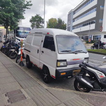 Denuncian vehículo por estar en bahía de parqueo 24 horas en Manizales